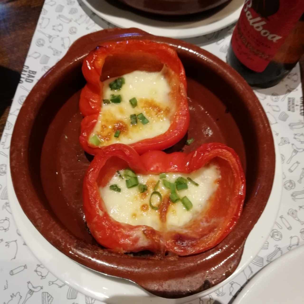 Pimiento morrón con queso y cebollín