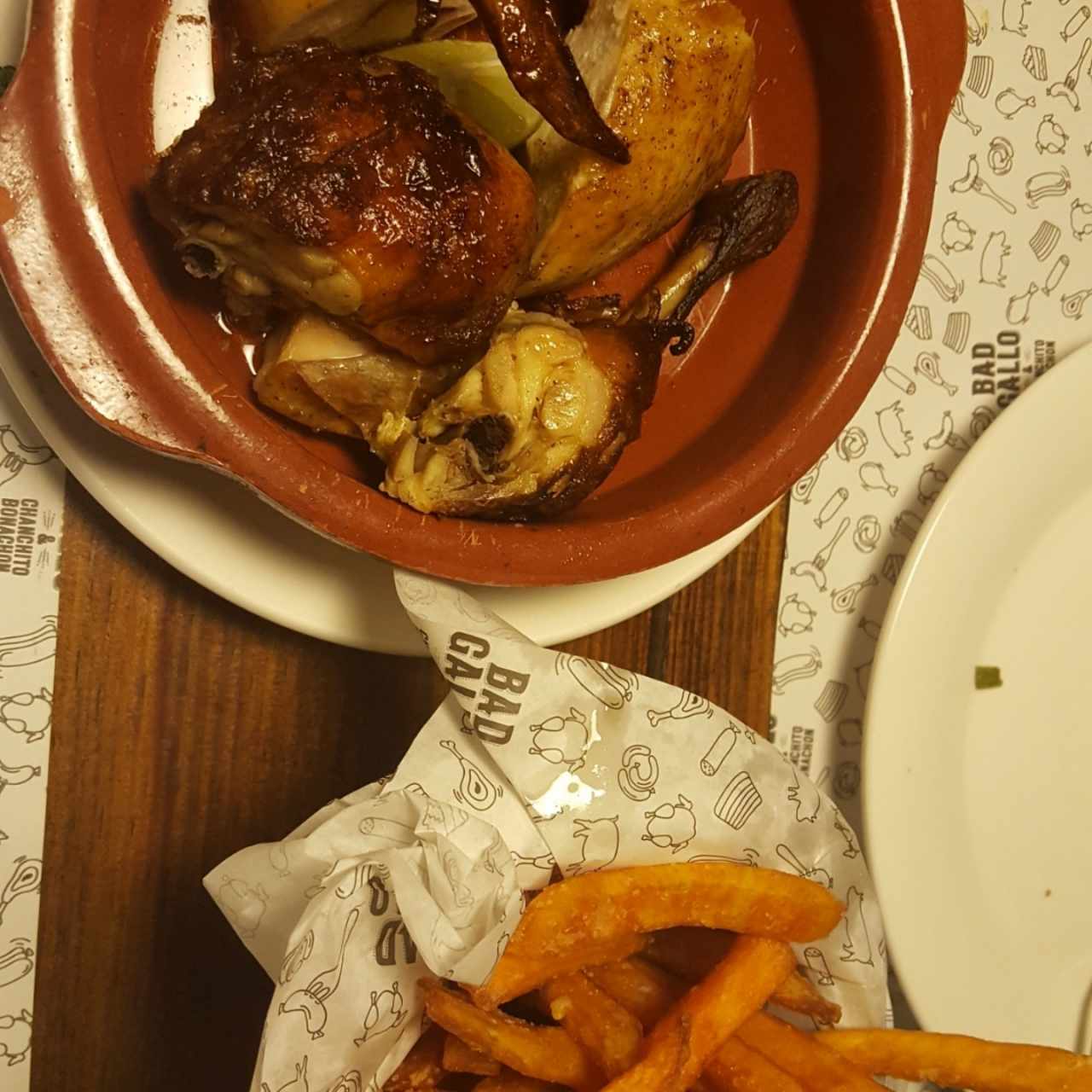 medio pollo asado y camote frito