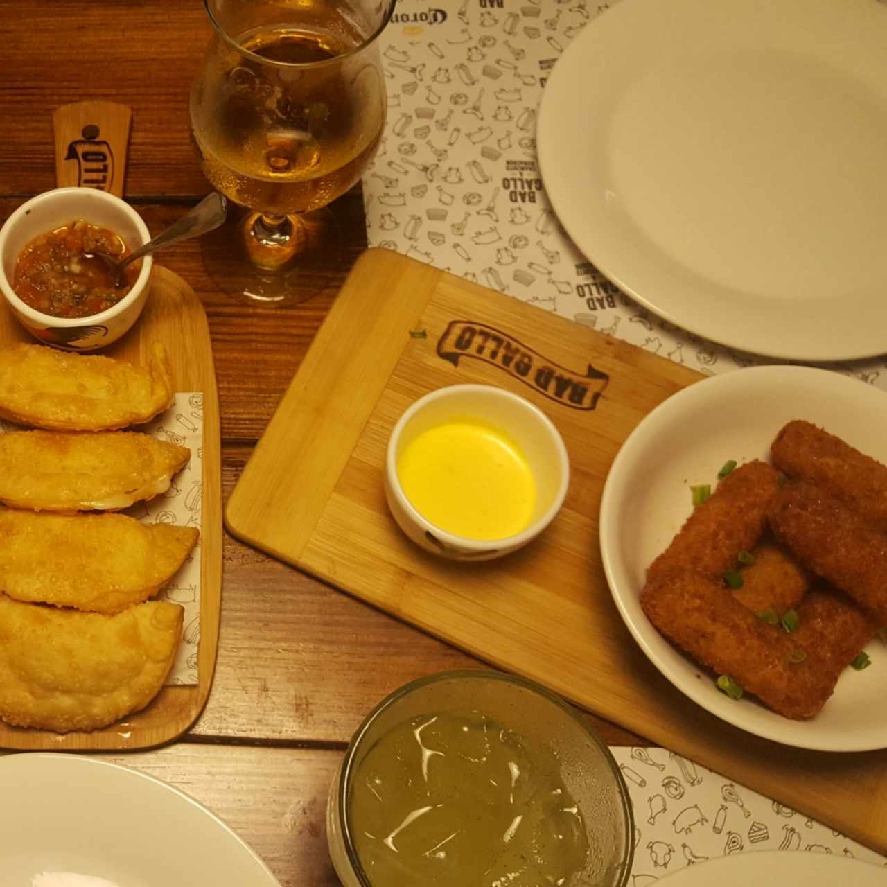 empanadas de queso frito y croquetas de pollo