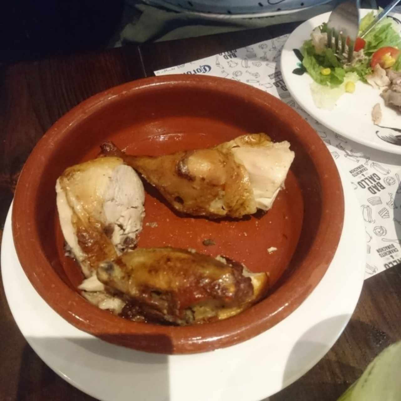 Pollo asado y ensalada de la casa