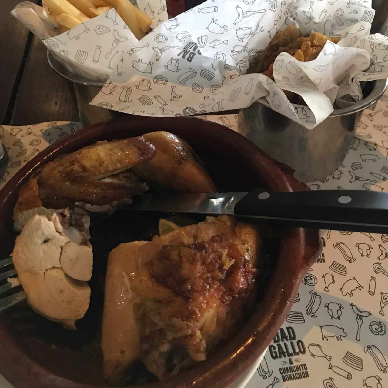 delicioso pollo asado con patacones y papas fritas de acompañamiento 😍