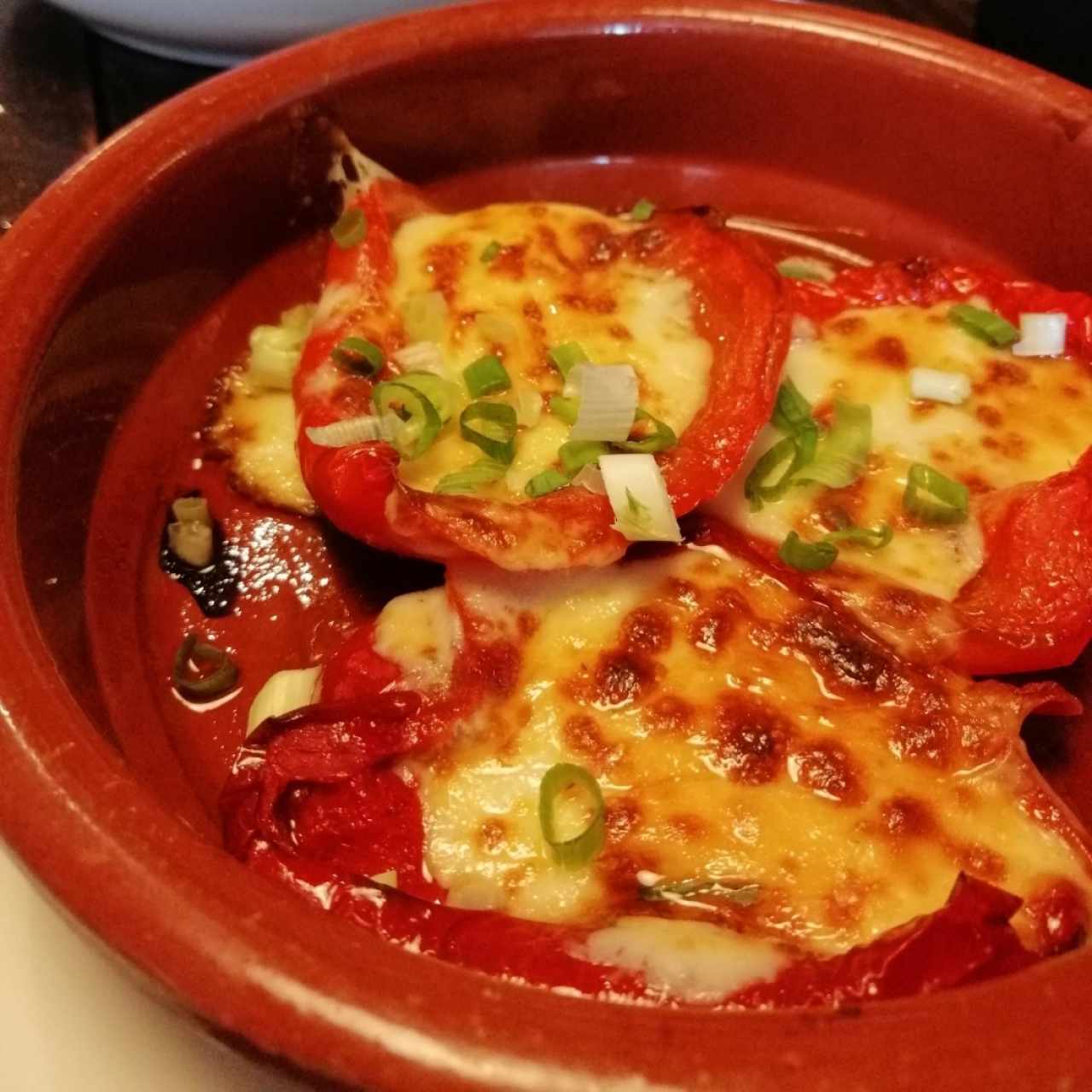 Pimiento morrón con queso y cebollín