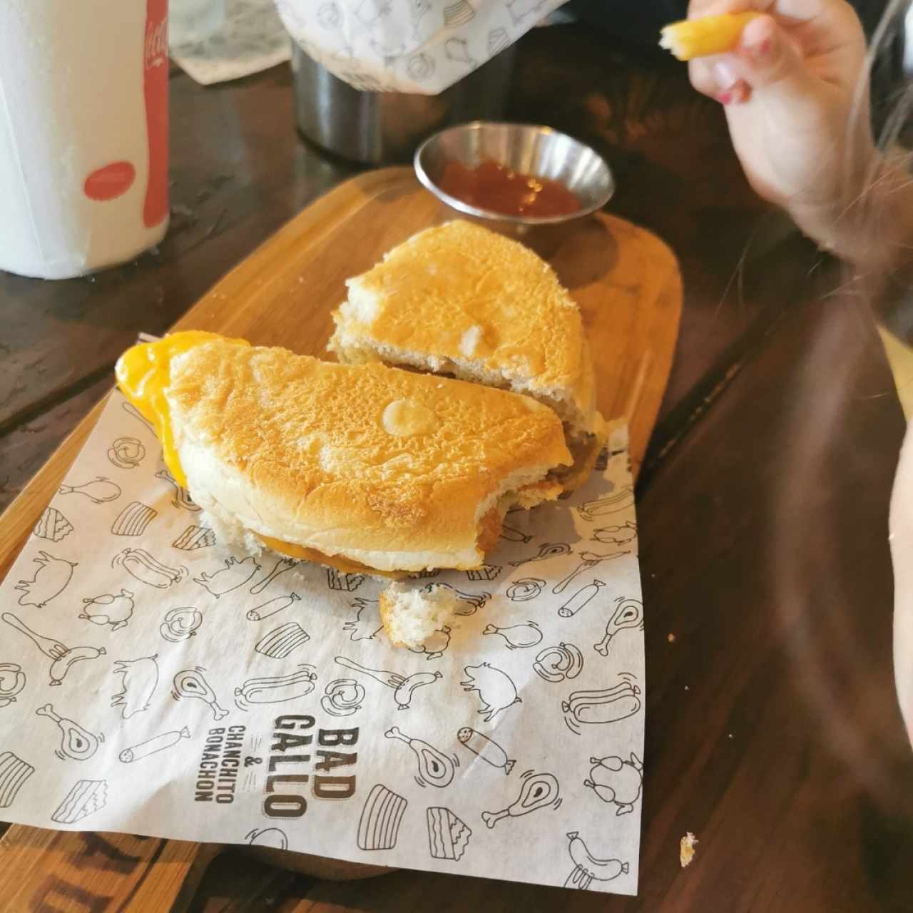 Hamburguesa kid de pollo con papas fritas