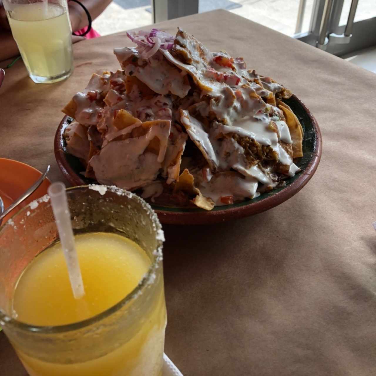 Nachos de la Abuela acompañados con Margarita de Maracuyá