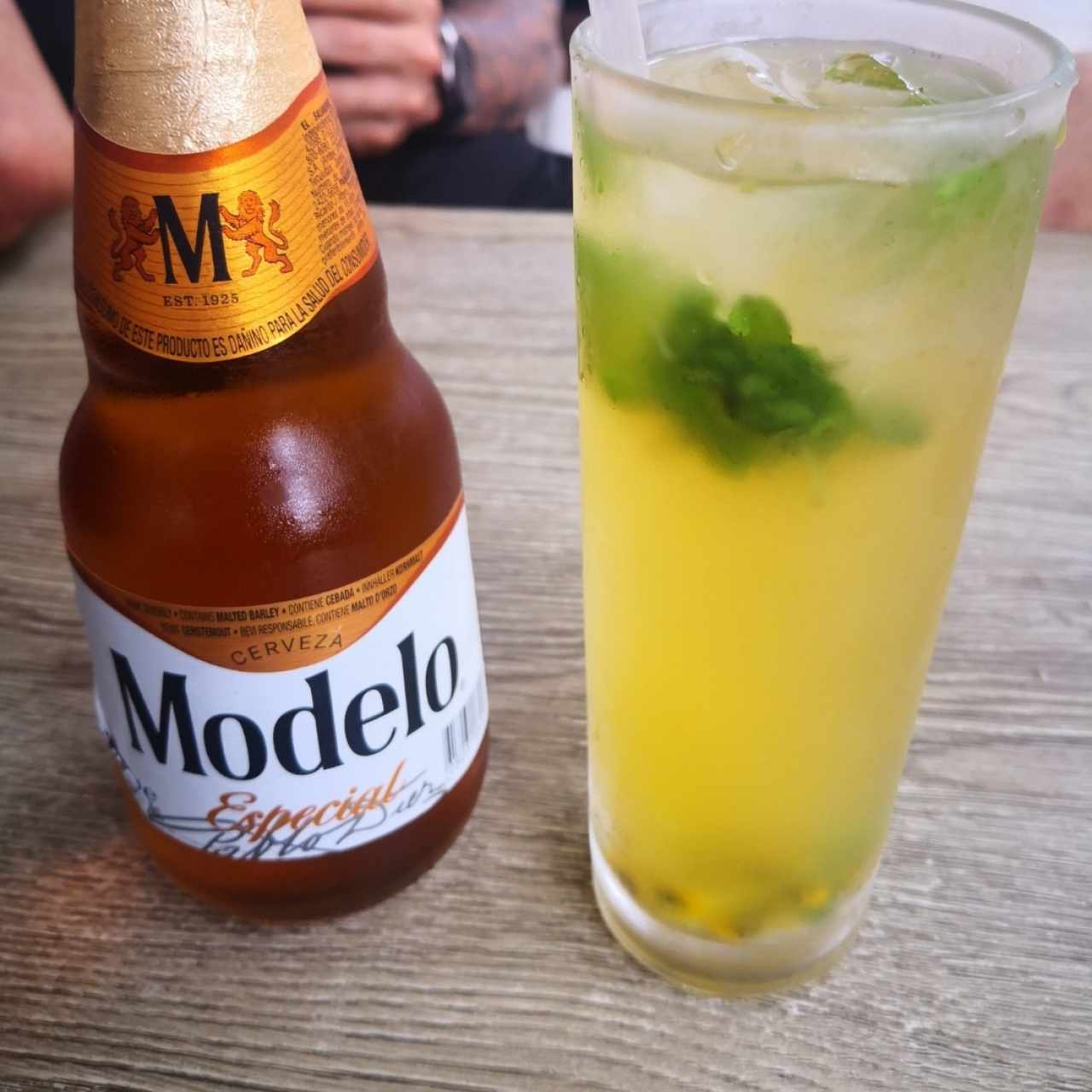 Modelo bien fría y mojito de maracuya