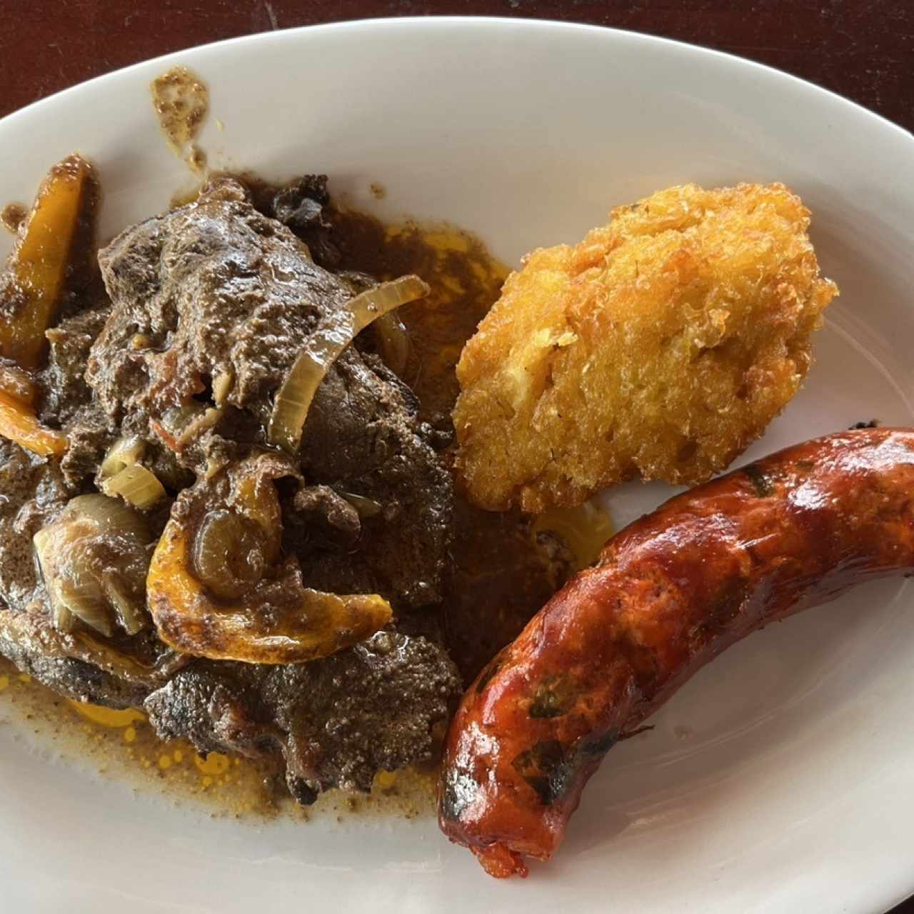 Hígado encebollado, chorizo tableño y torrejita 