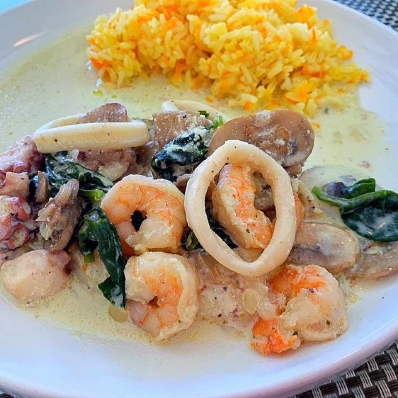 Plato preparado en casa con mariscos de Panama Seafood