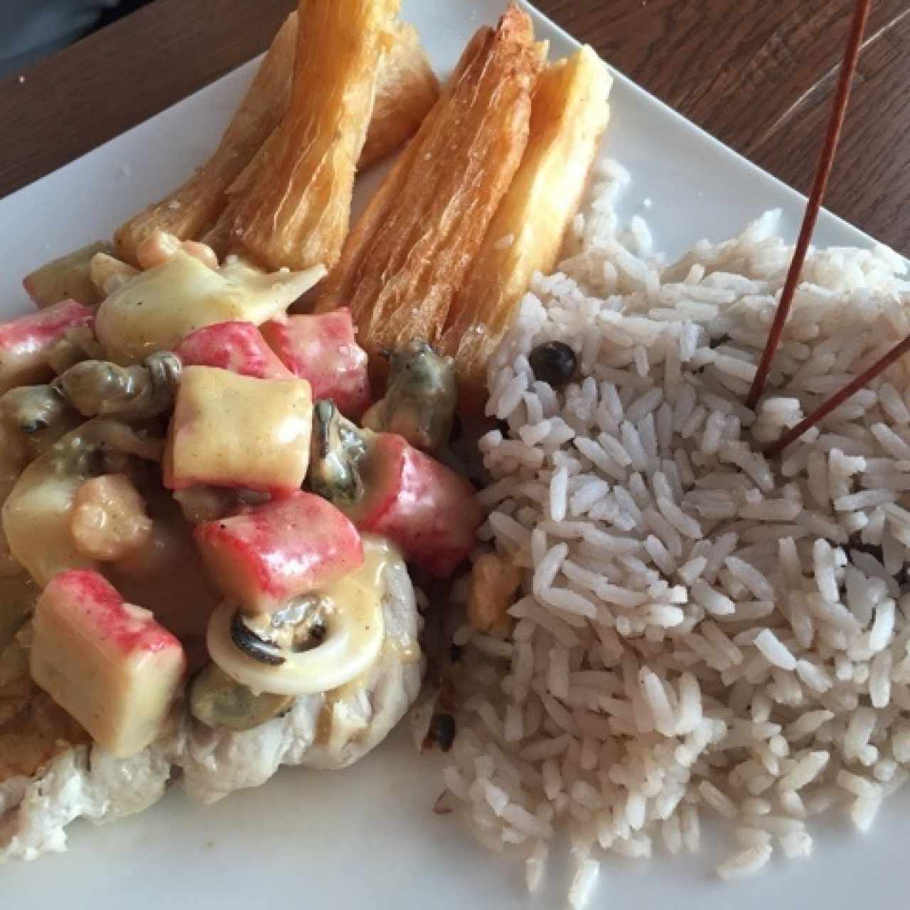 Pescado a la Macha, con arroz con guandu y coco, yuca frita 