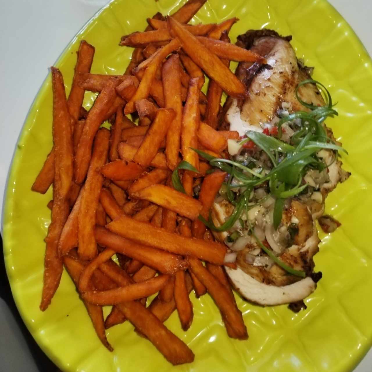 Pollo con papas fritas de camote 