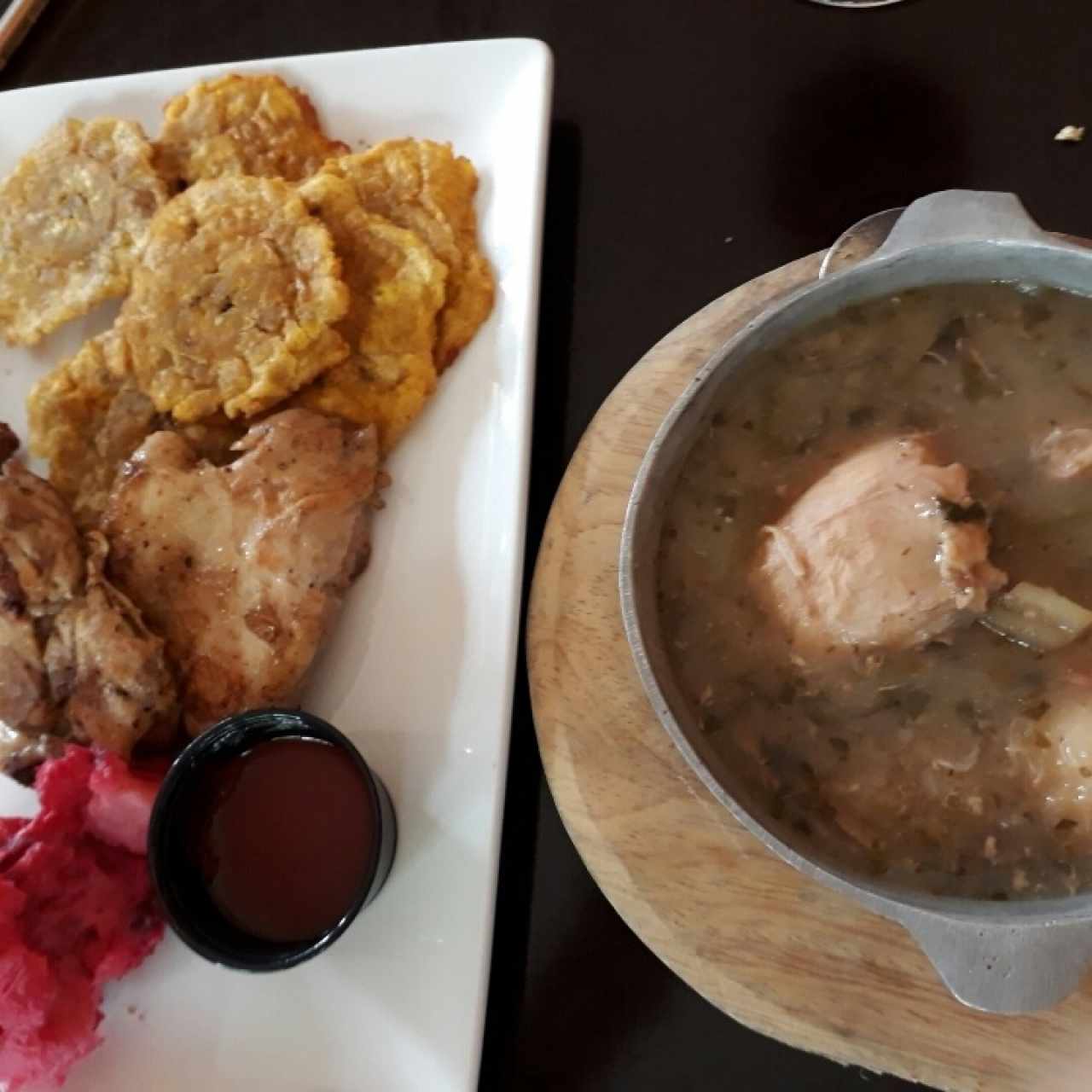 Pollo a la plancha con patacones y sancocho