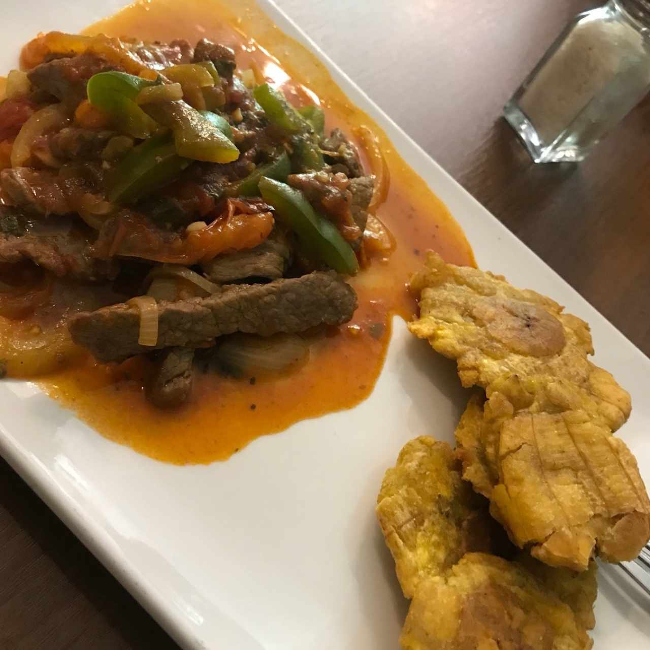 bistec picado con patacones 6.95 buena porción