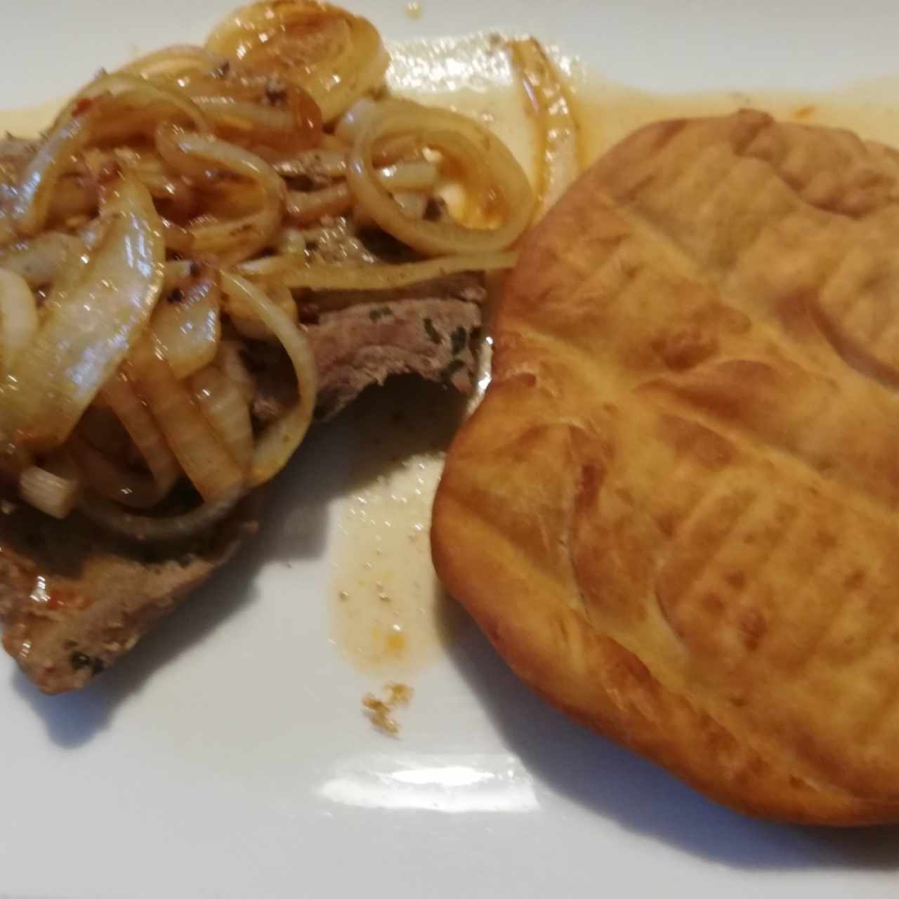 Bistec Encebollado con Hojaldre 