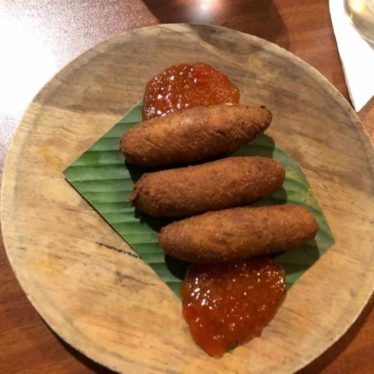 Croquetas de chorizo tableño