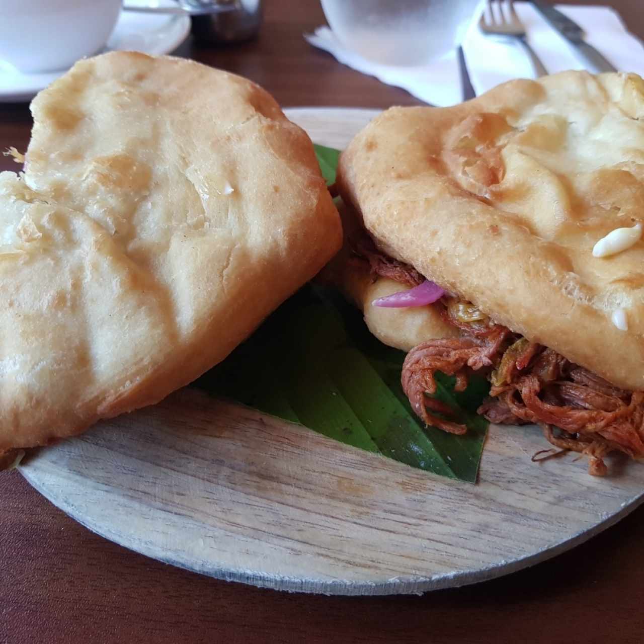 Emparedado de ropa vieja en hojaldre