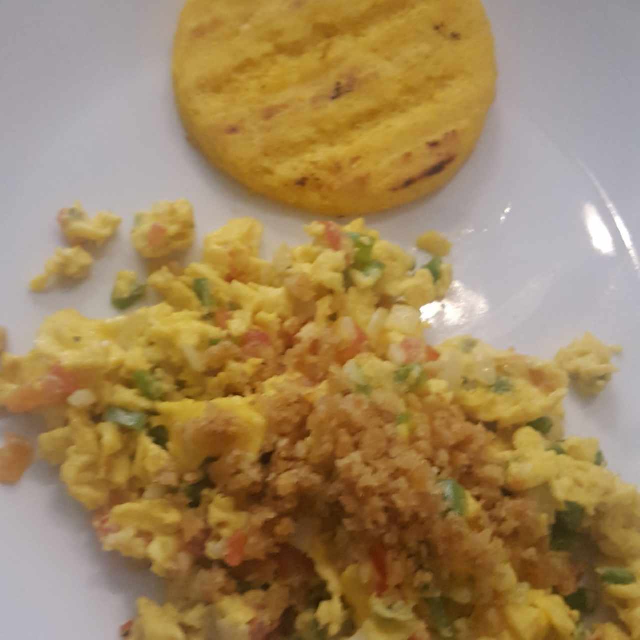 Huevos revueltos con tortilla asada