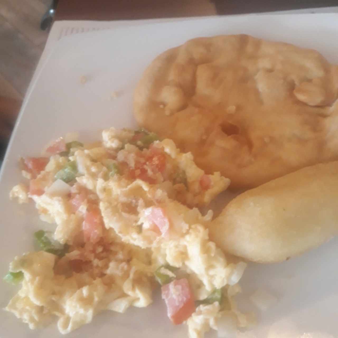 Desayuno huevo, carimañola y hojaldre 