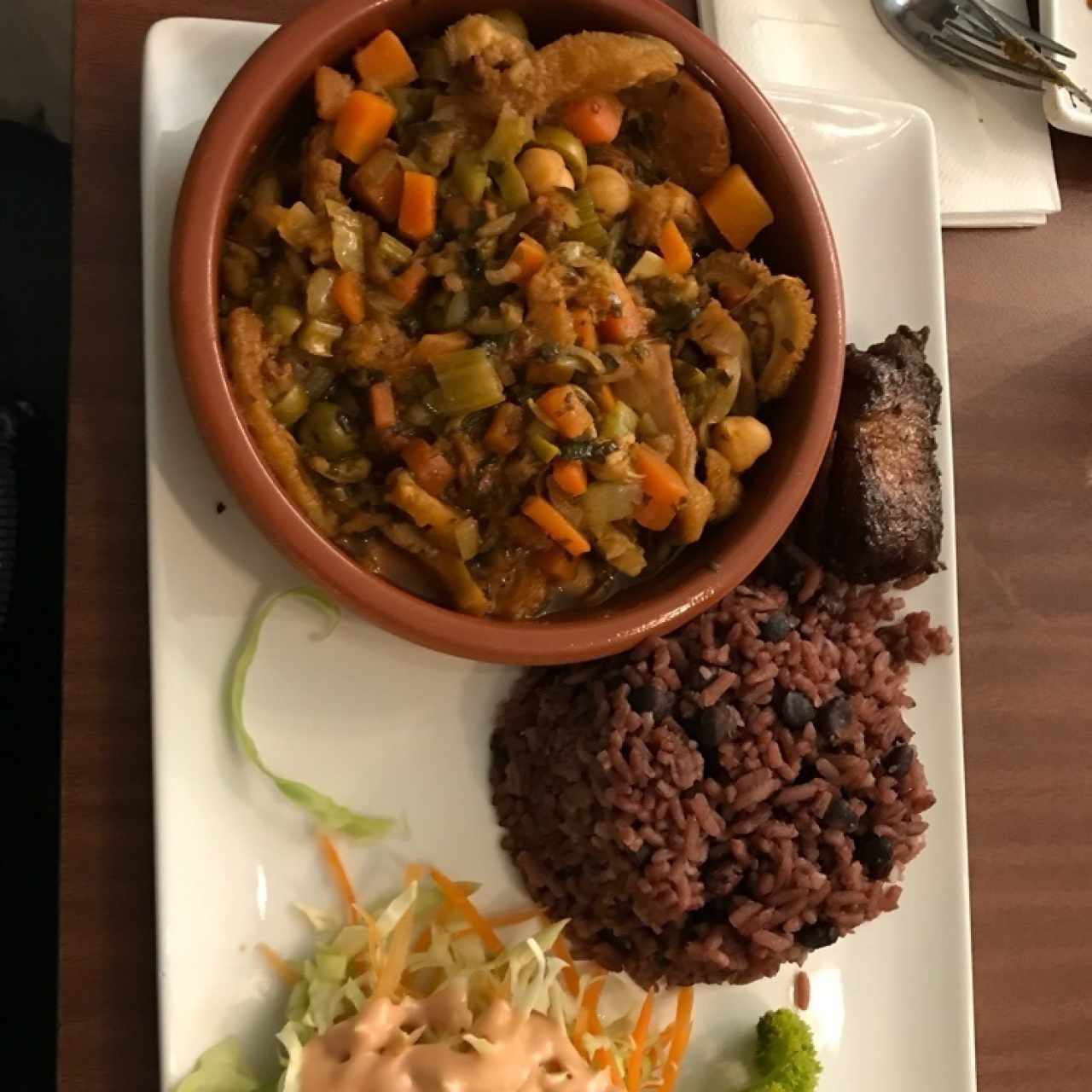 Mondongo con Arroz con Guandu, Ensalada y Plátano a la Tentación 