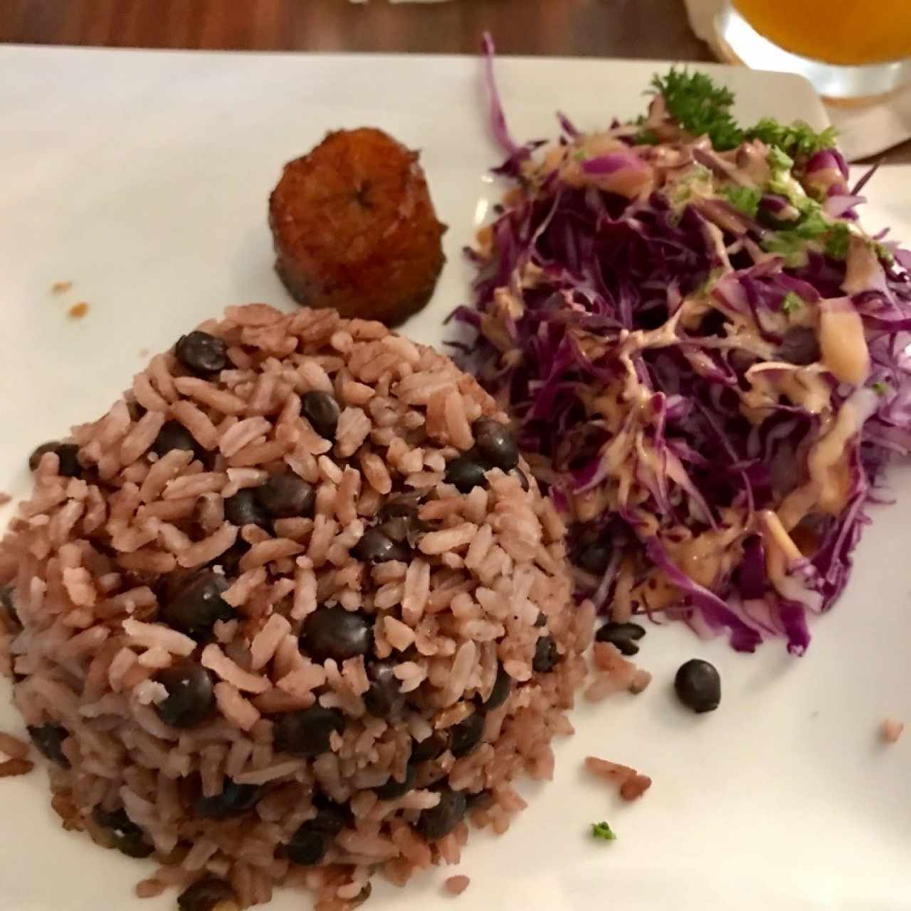 Arroz on Guandú, Ensalada de Repollo y plátano