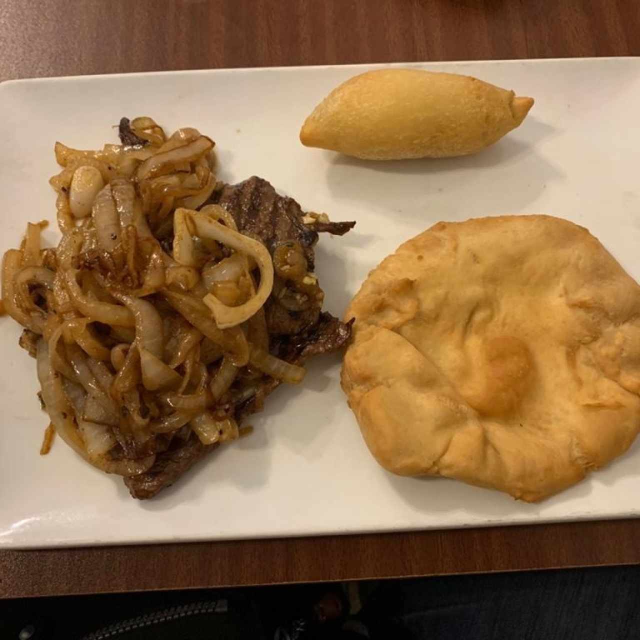 Bistec Encebollado con Hojaldre y Carimañola