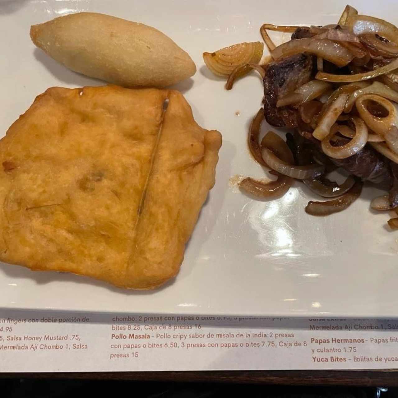 Bistec Encebollado con Hojaldre y Carimañola