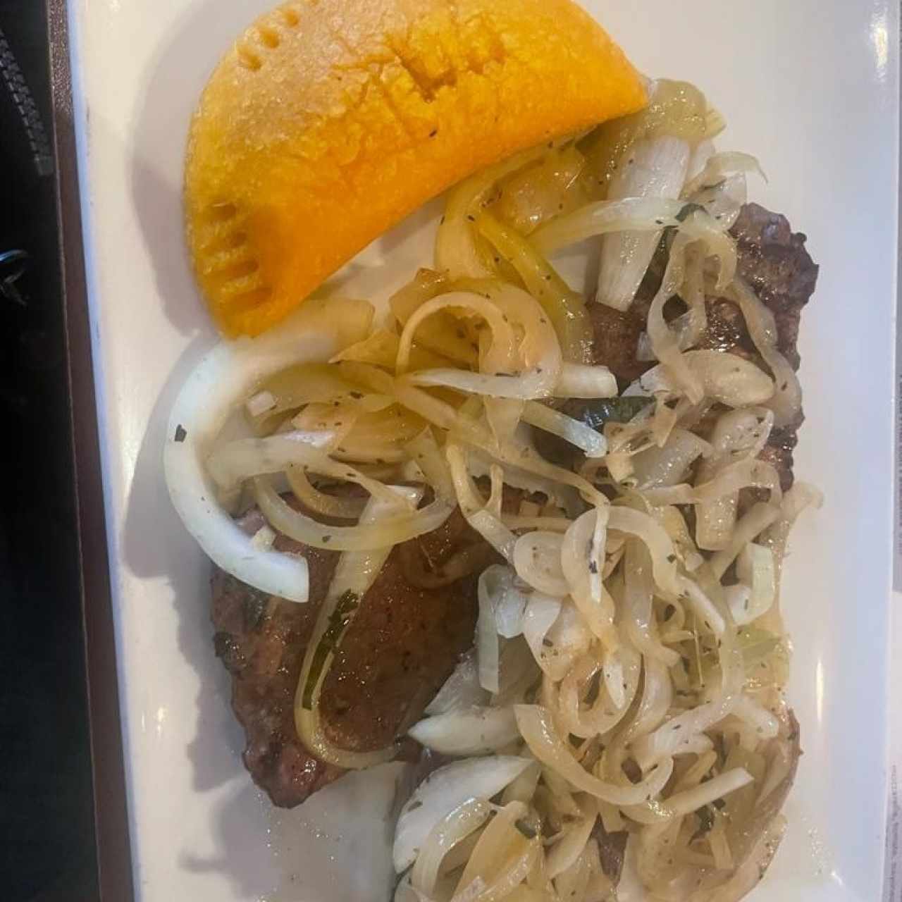 Empanada de Maíz de Ropa Vieja y Bistec Encebollado