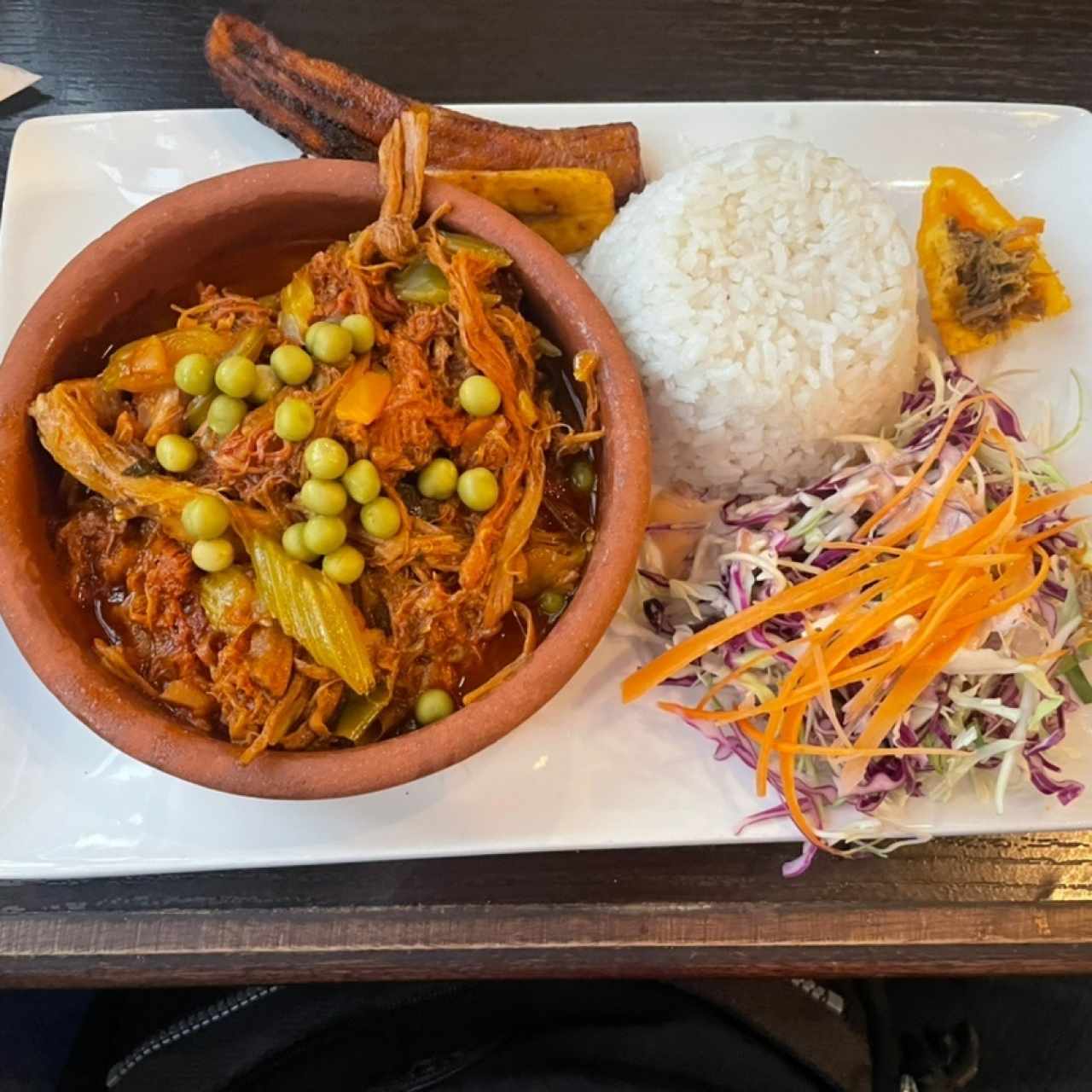 ROPA VIEJA (Carne Deshilachada, preparada con Vegetales en Salsa Roja) con Arroz con Coco, Ensalada y Tajadas ROPA VIEJA