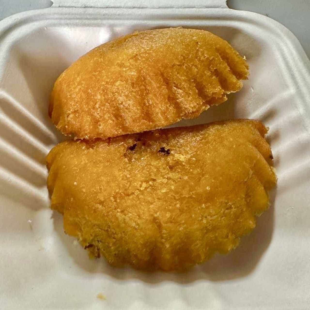 EMPANADA DE MAÍZ RELLENA DE CARNE MOLIDA 