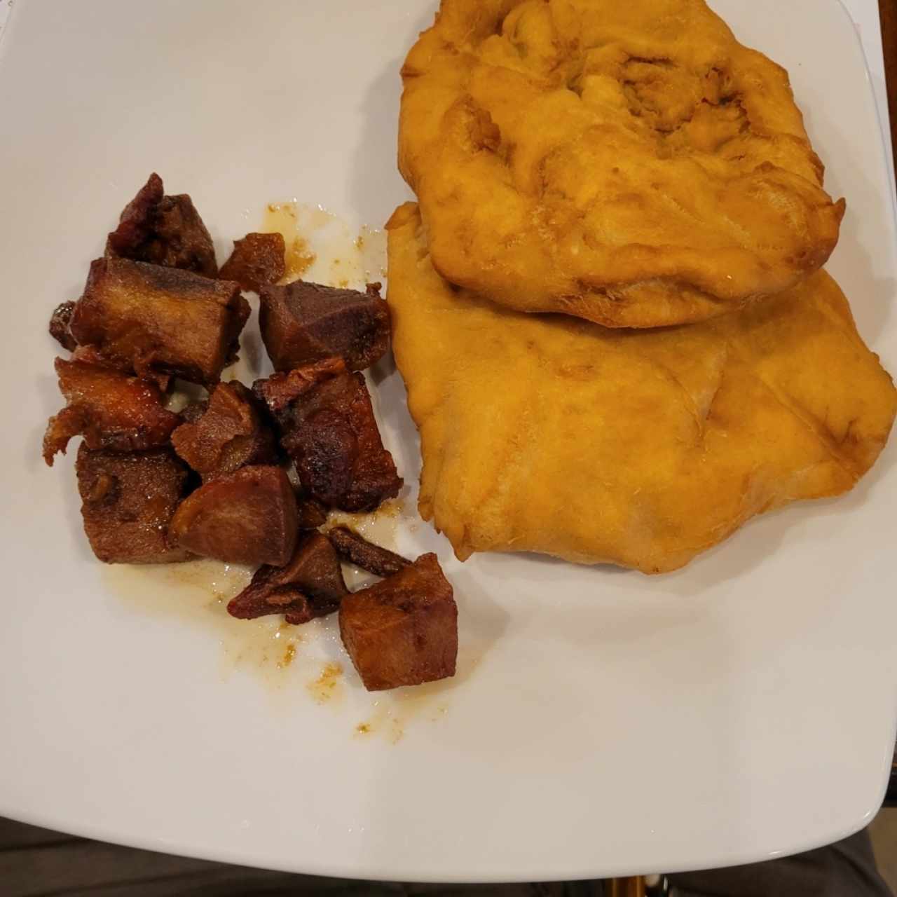 Desayuno - Puerco Frito con hojaldre 