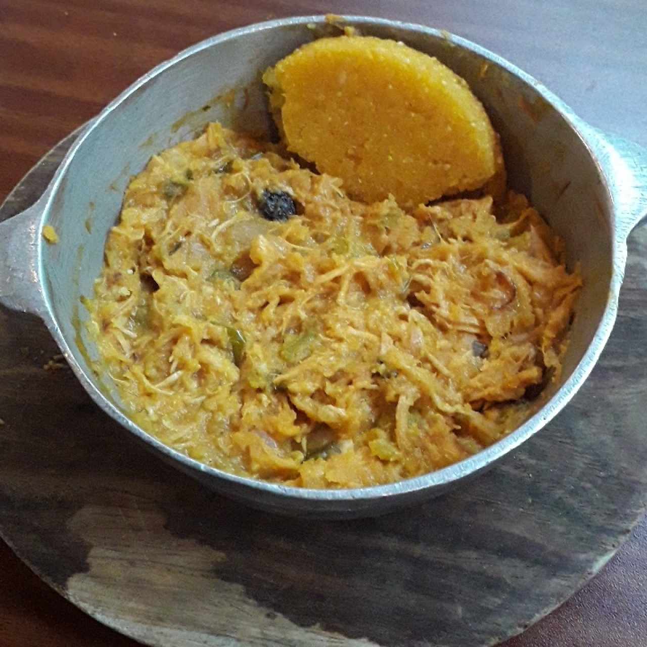 tamal de olla acompañado de tortilla de maiz