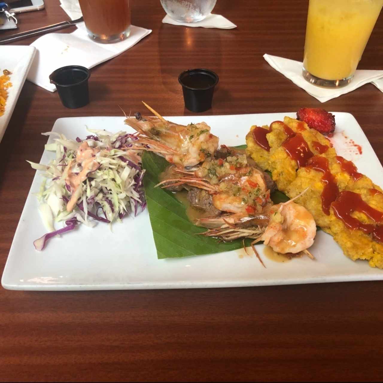 Langostino y Carne de res con patacones