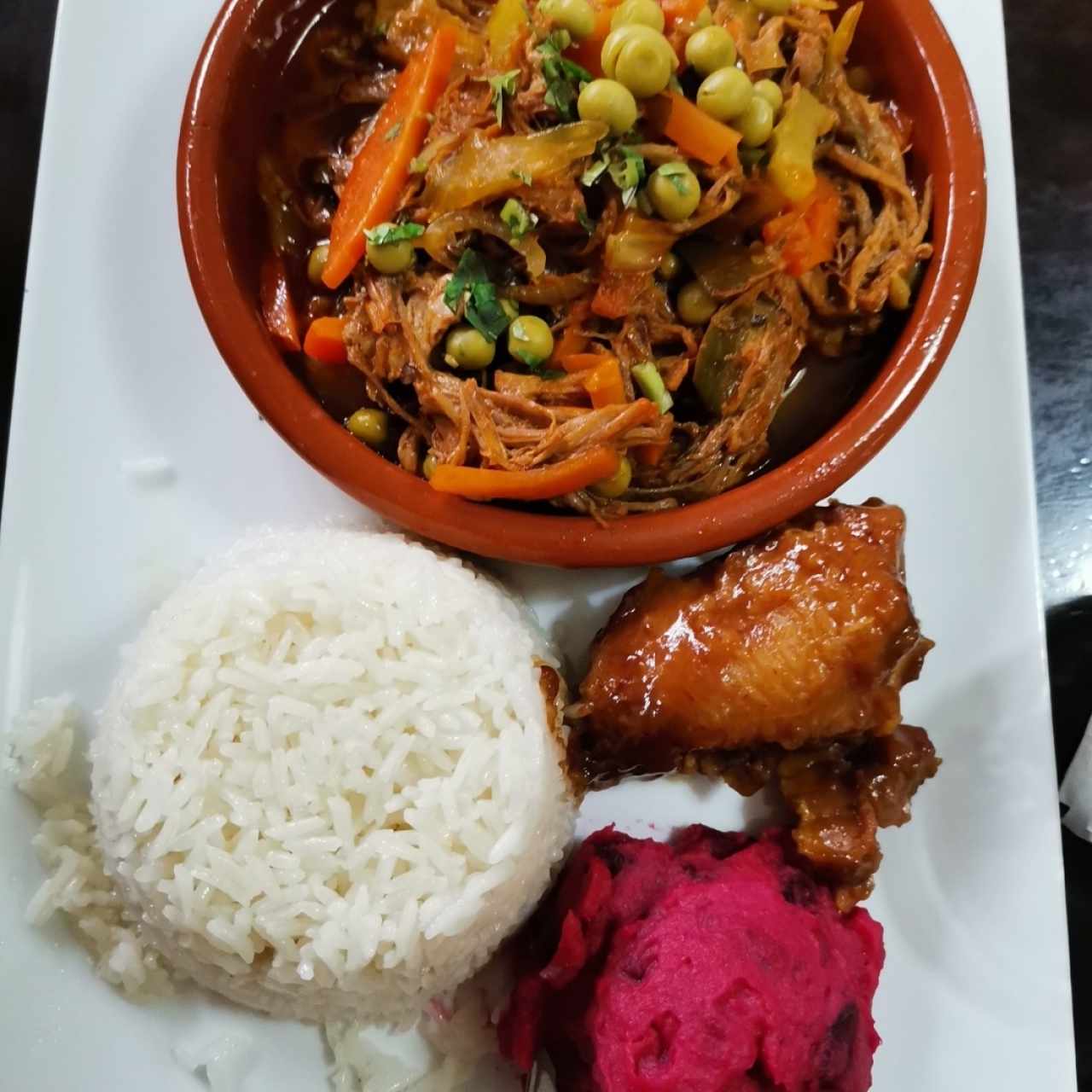 Bistec picado con arroz blanco, ensalada de feria y plátano en tentación 