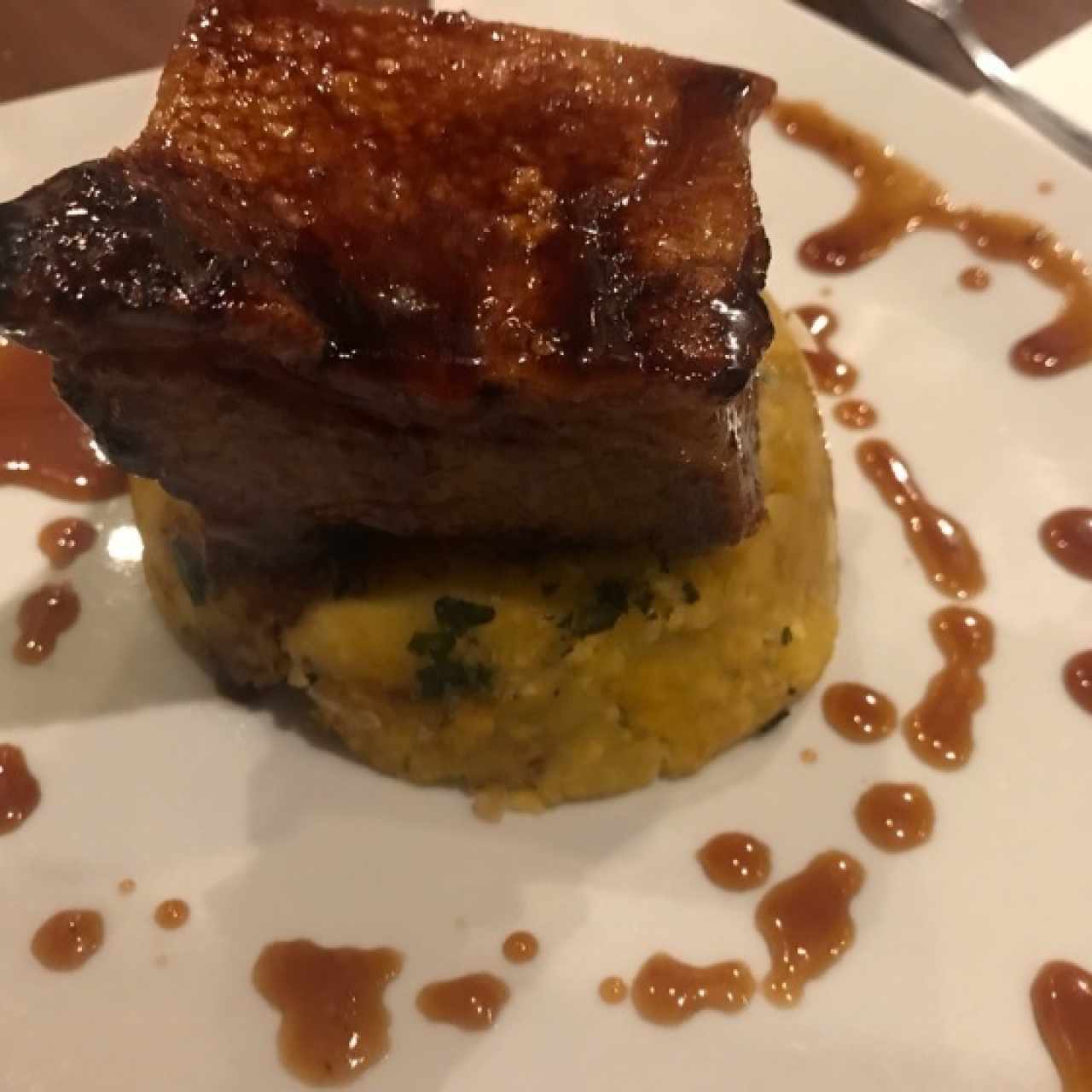 panza de cerdo y puré de platano