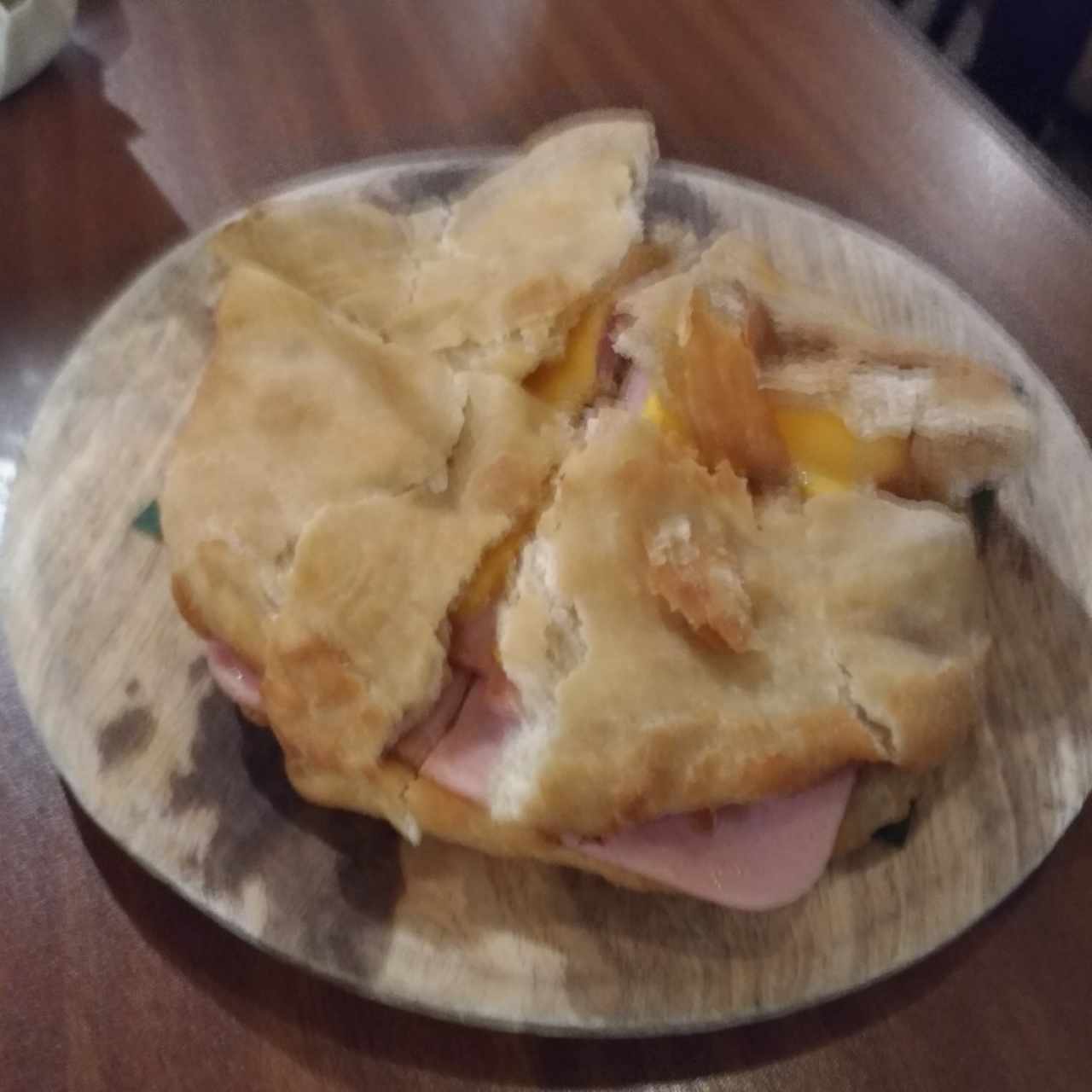 emparedado de jamón con queso en hojaldre