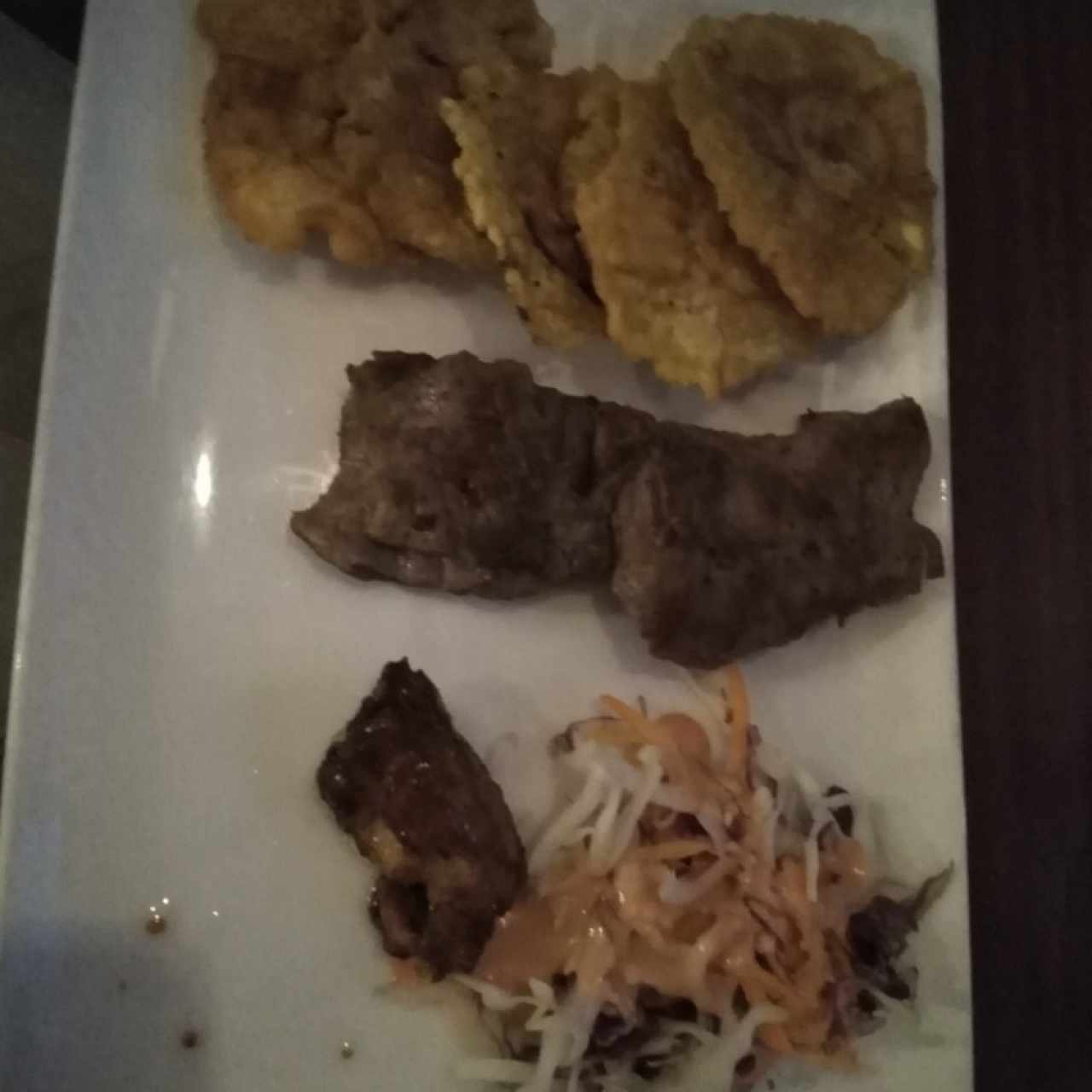 filete de carne con patacones