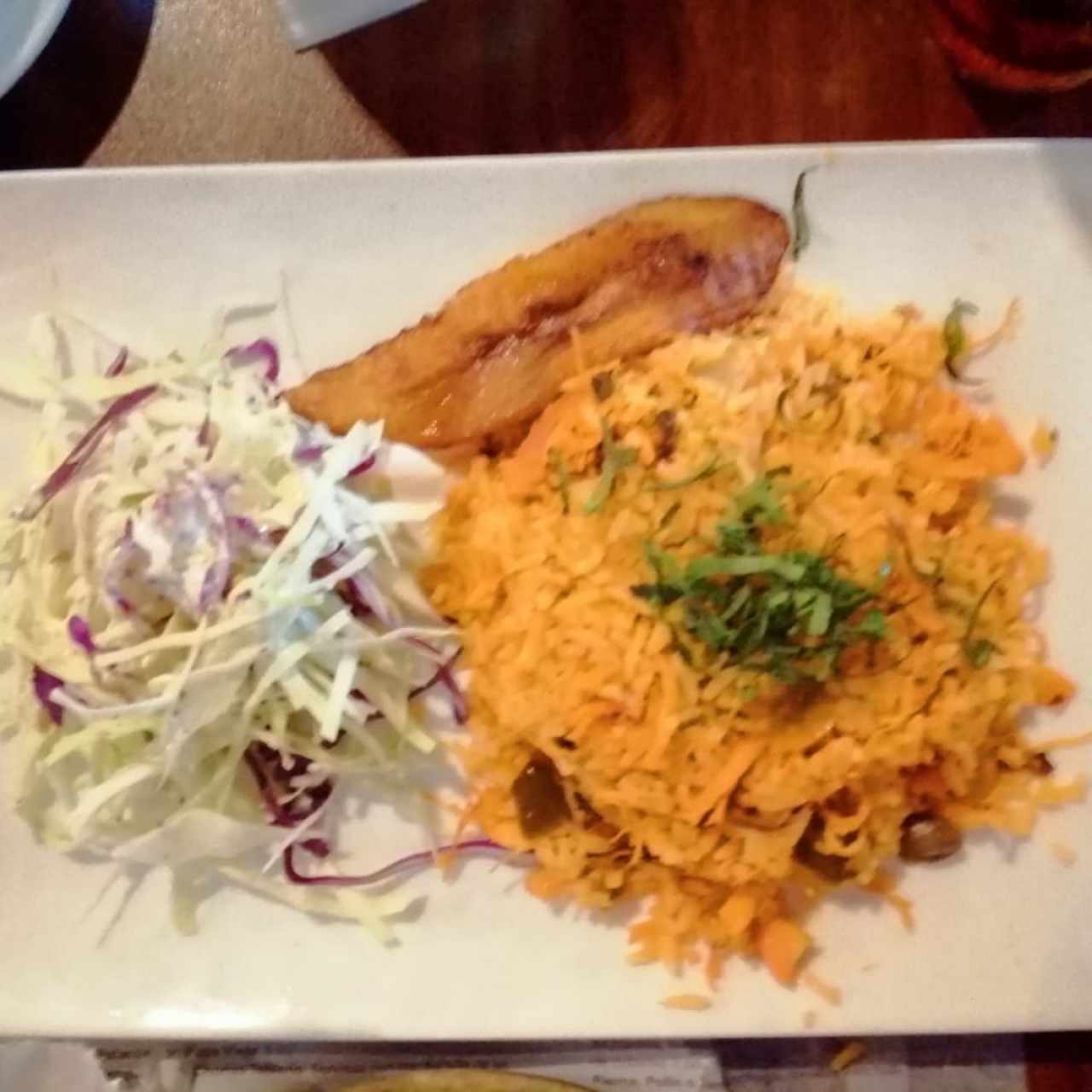 Arroz con pollo, ensalada y tajadas de platano. 