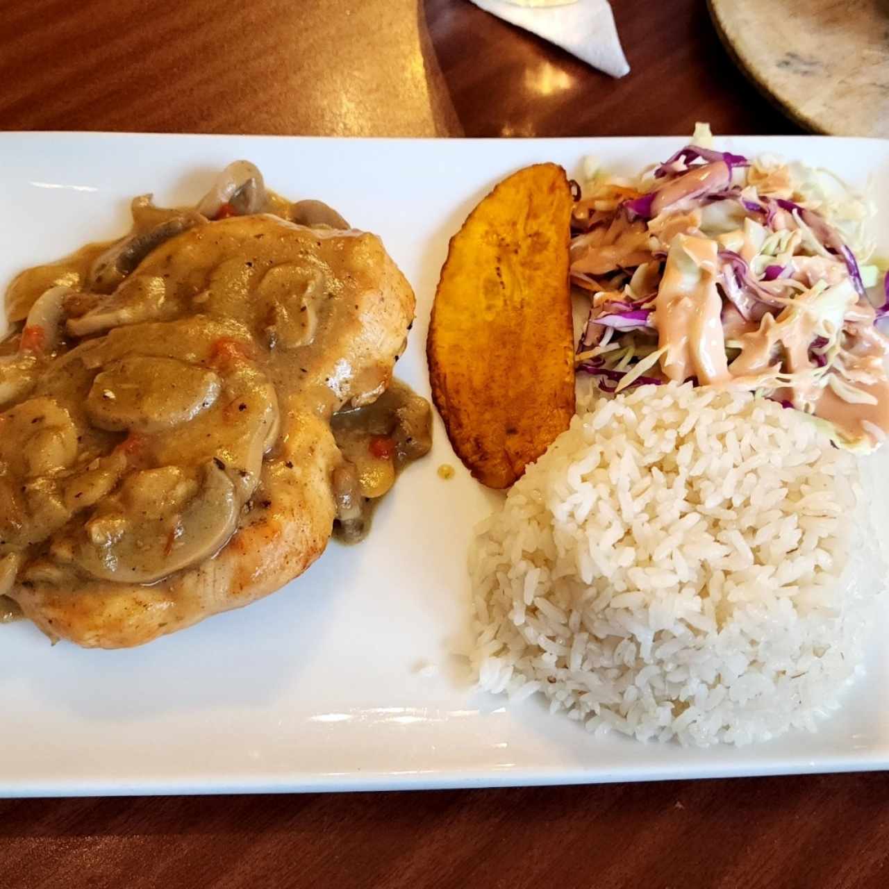 Pollo en Salsa de Hongos y Tocino