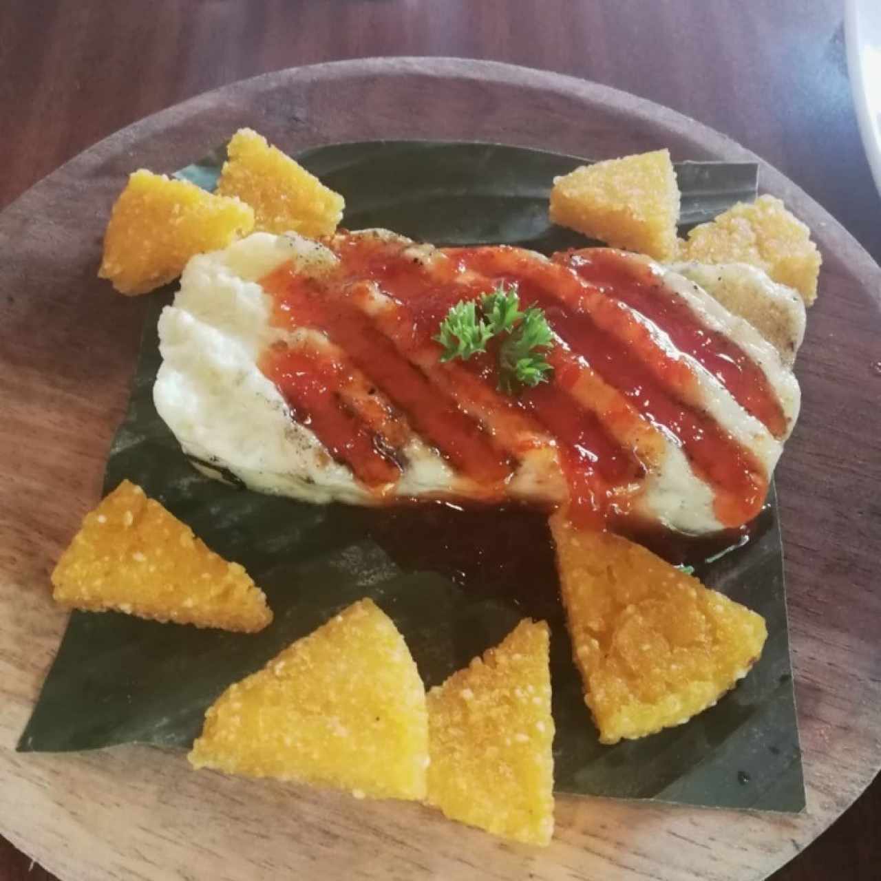 Queso blanco al grill con salsa de ají chombo y tortillitas