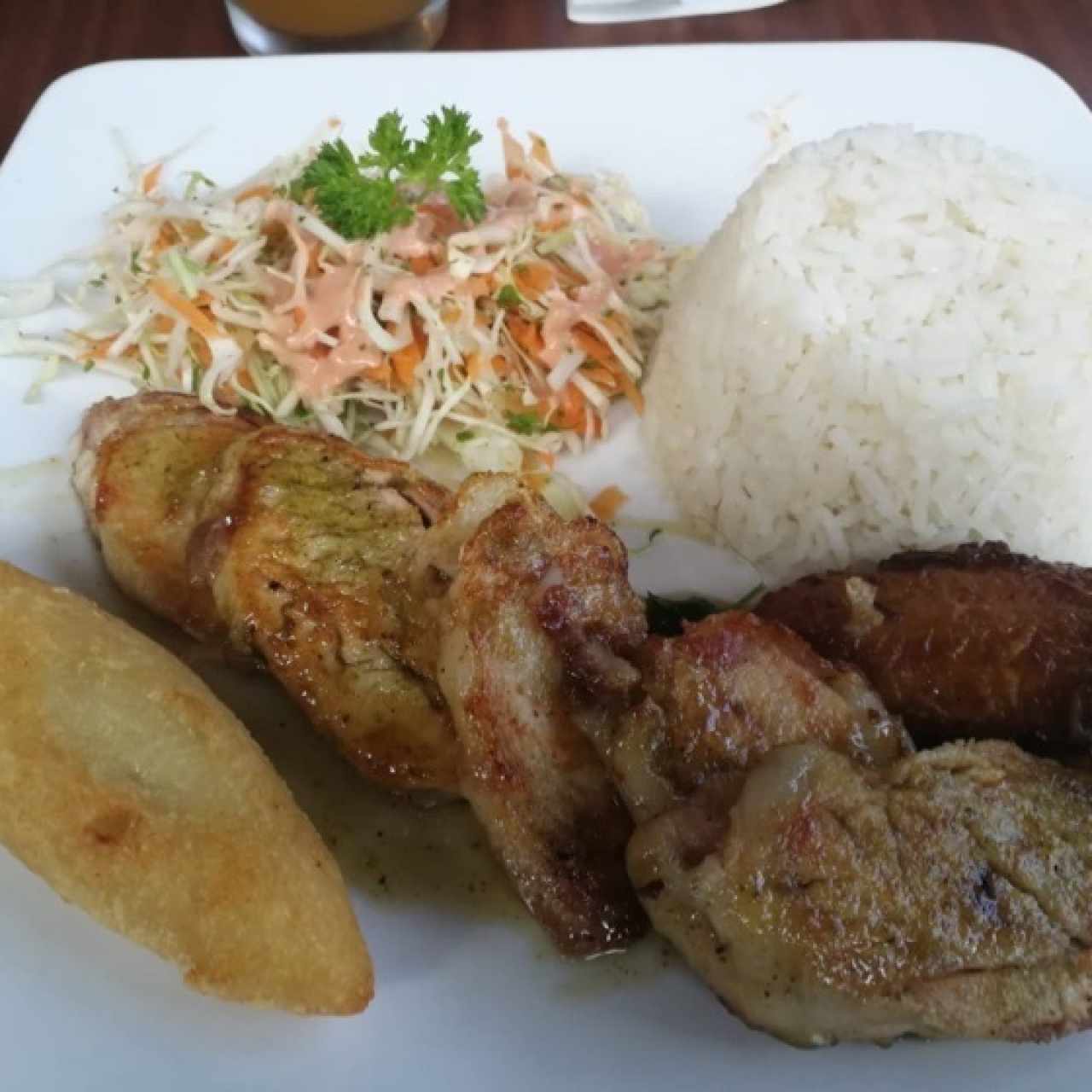 Pollo con bacon en salsa dulce con arroz con coco y carimañola