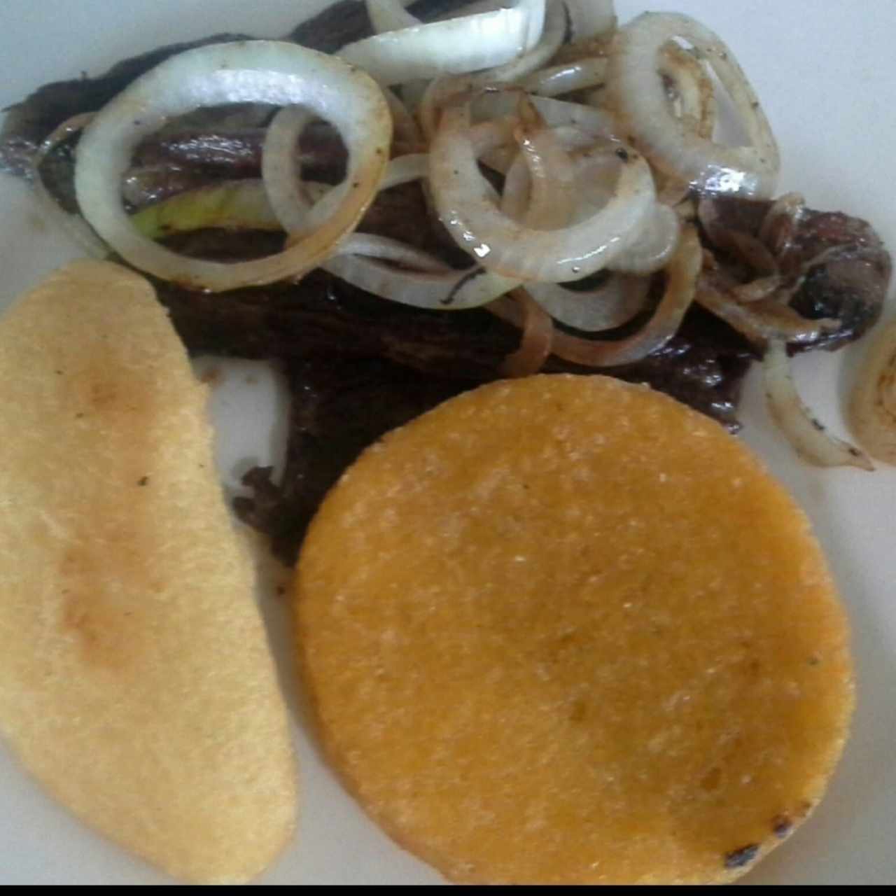 Bistec encebollado c/tortilla y carimañola