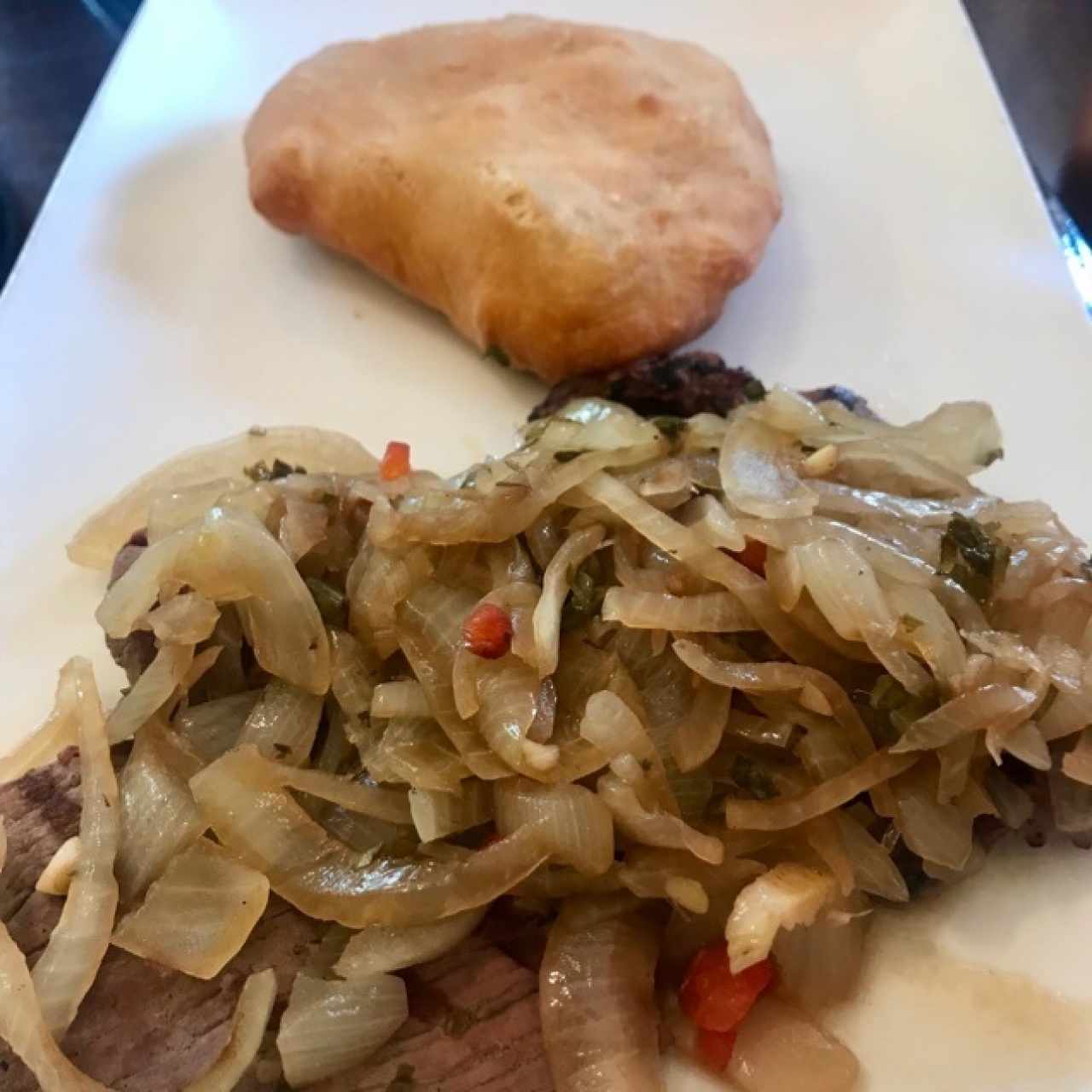 bistec encebollado con hojaldre