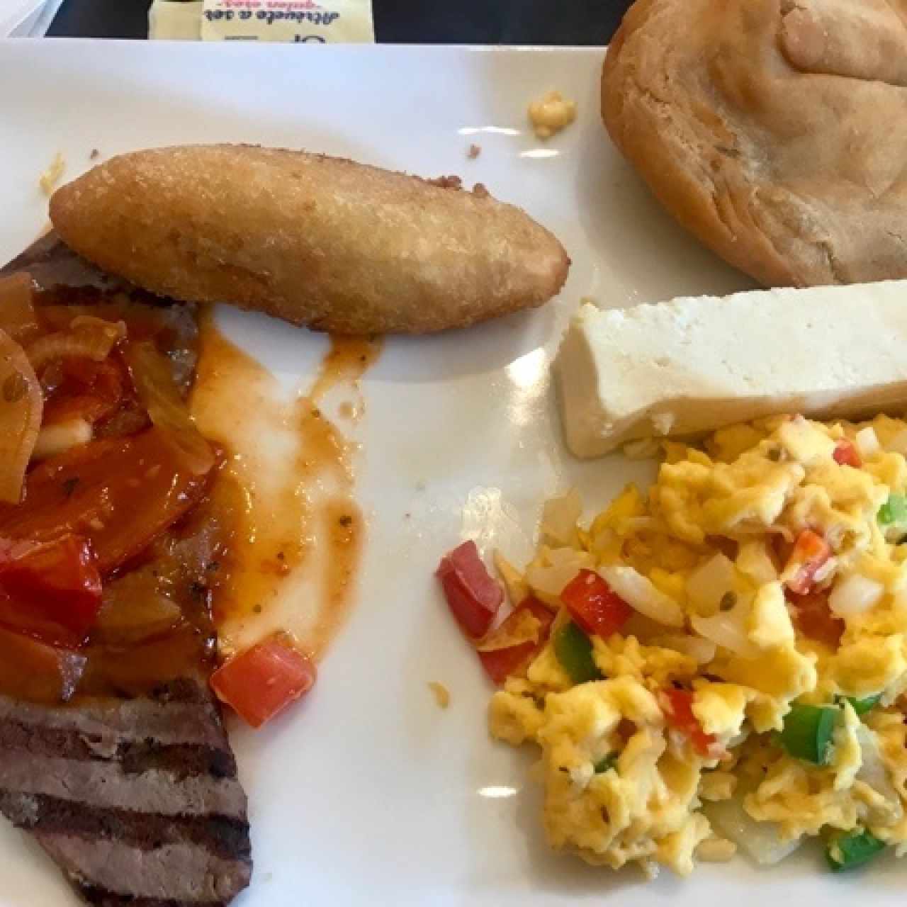 desayuno via argentina bistec guisado con juevos revueltos, carimañola, queso blanco y hojaldre