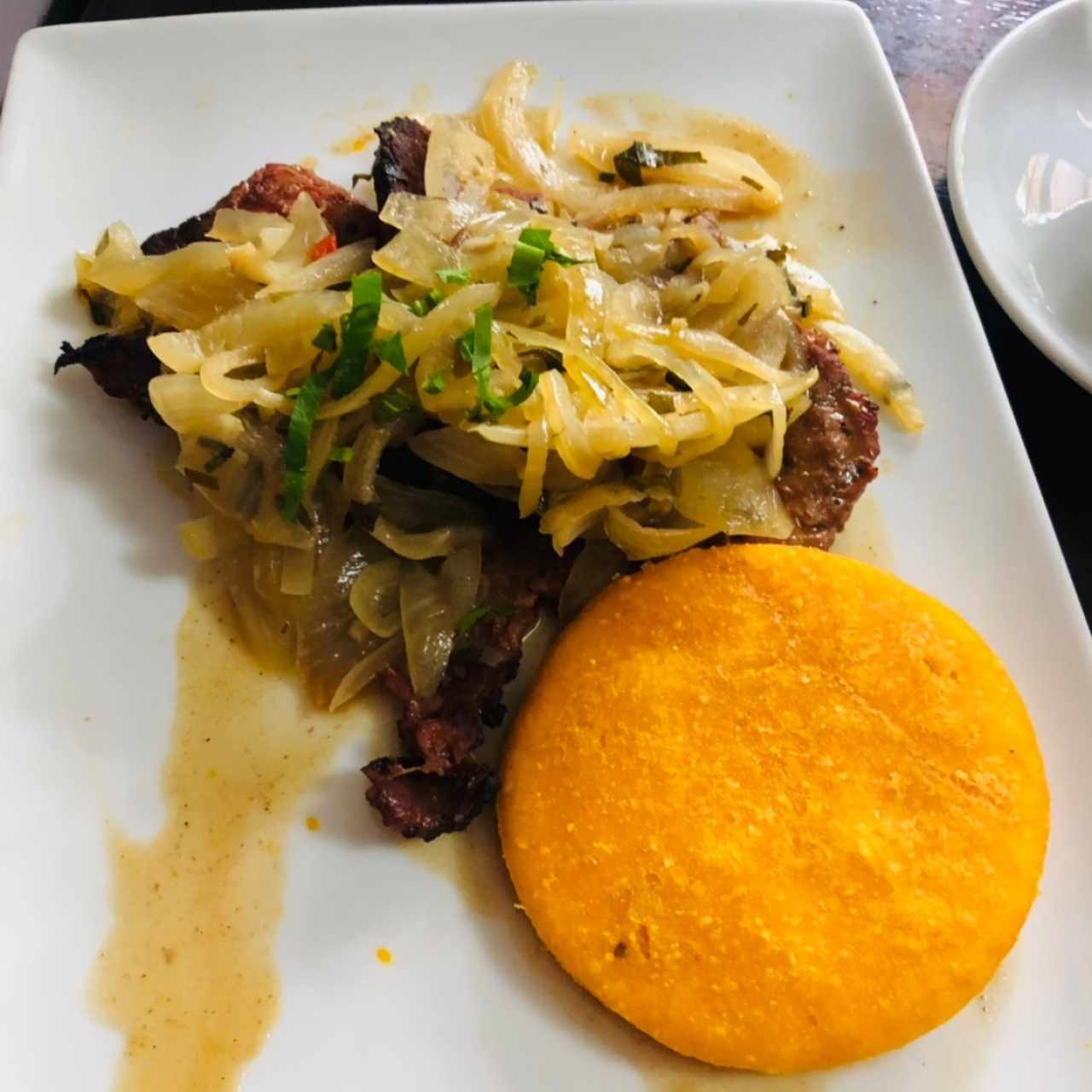 bistec encebollado con torilla