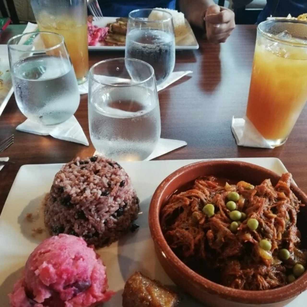 Ropa Vieja , arroz con guandú , ensalada de feria  y platanito que delicia ! todo el sabor panameño👌🇵🇦😍