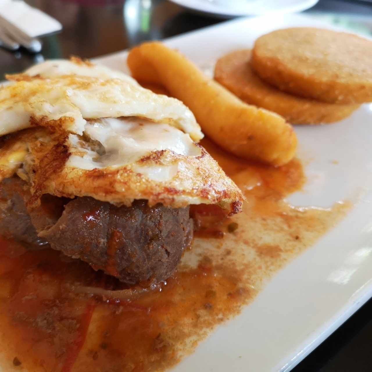 bistec a caballo con 2 tortillas y almojábano