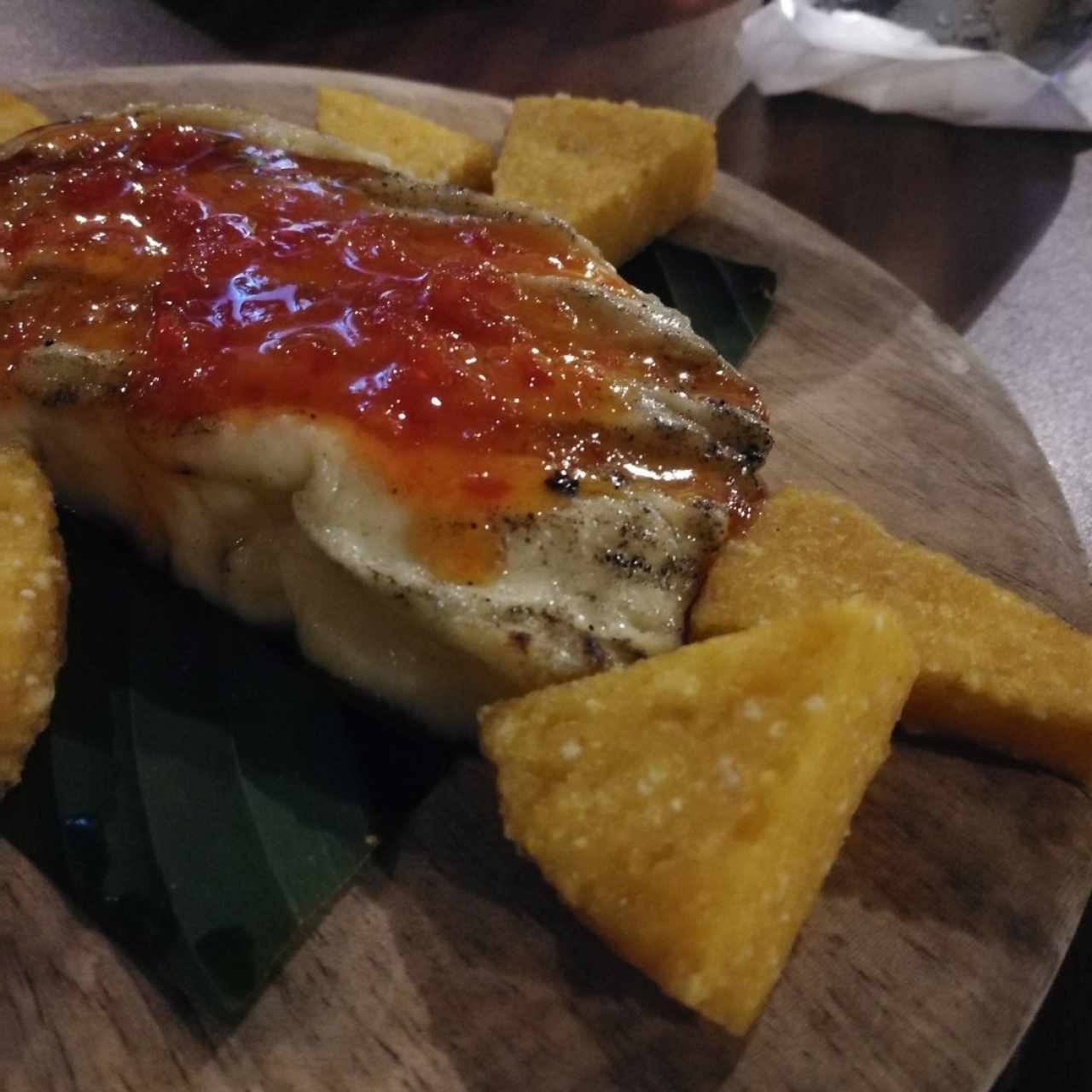 Queso asado con jalea de aji