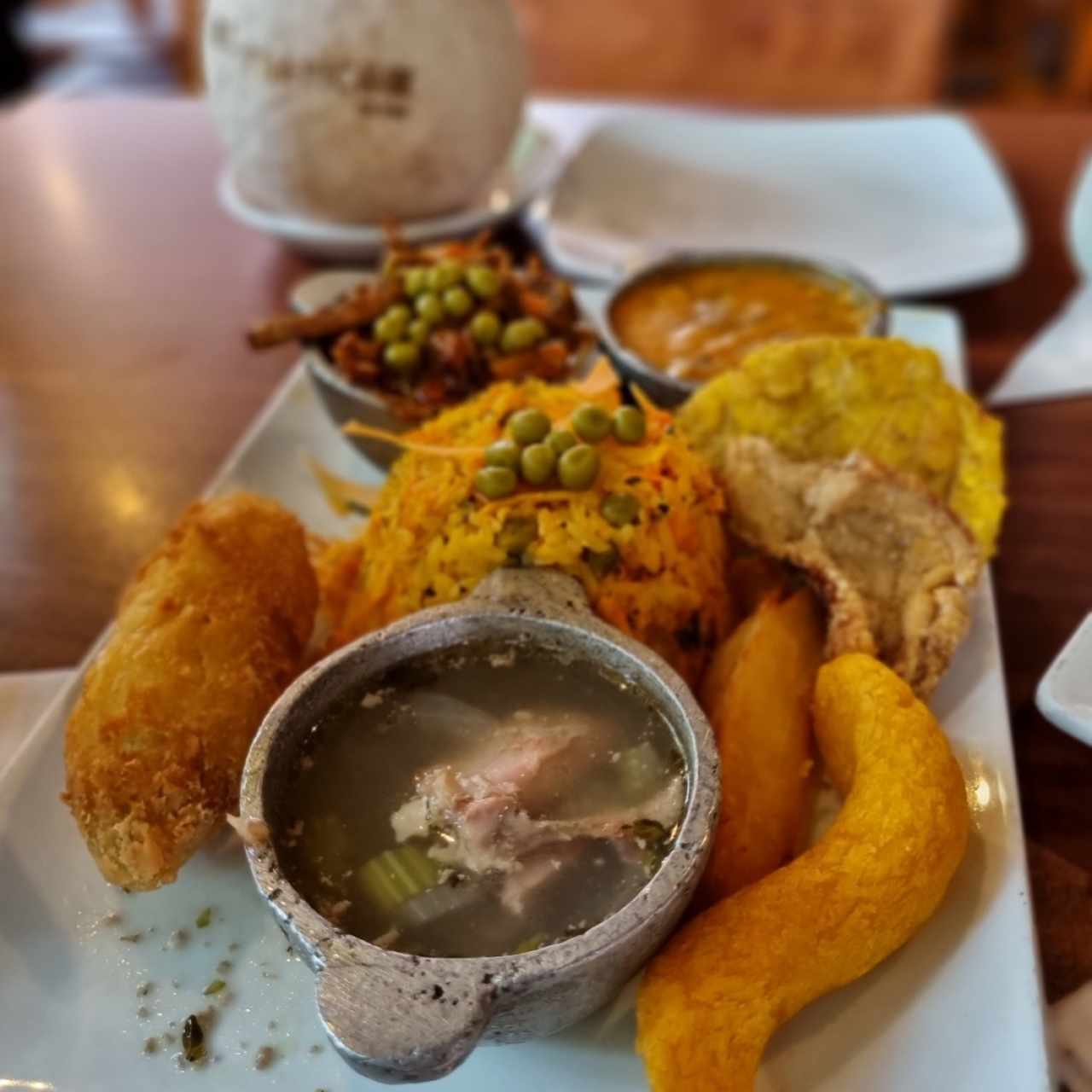 bandeja con comida típica de Panamá, ropa vieja, sancocho de gallina, patacones, carimañolas, almojabanos. Contundente y muy buena variedad de sabores. 