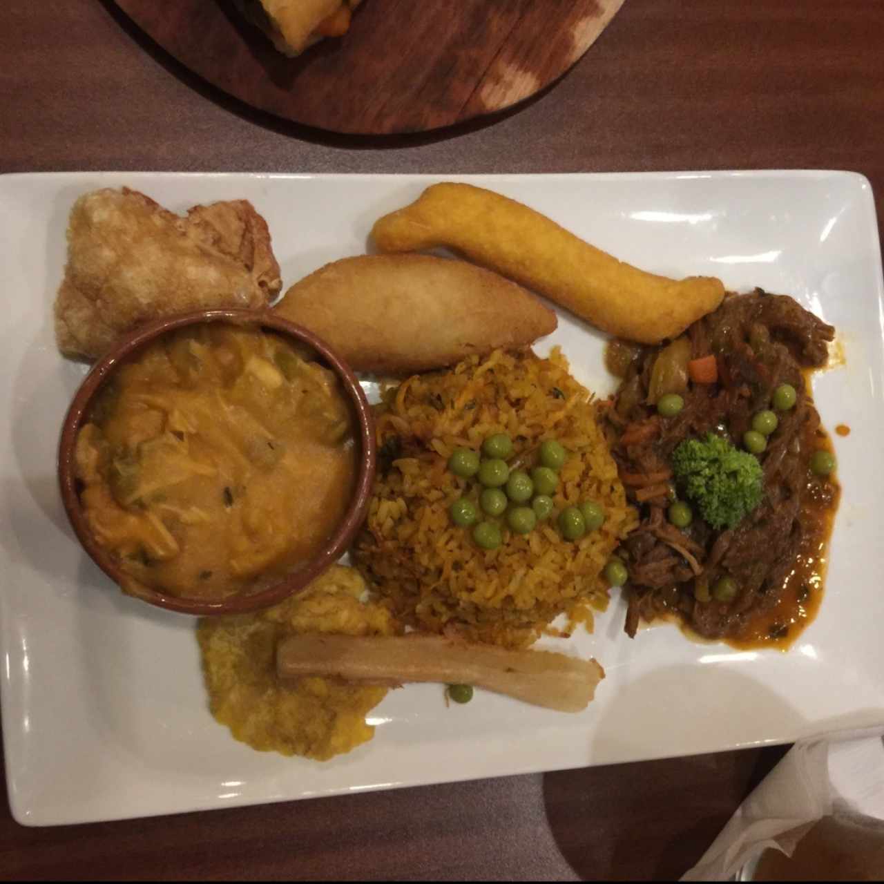 Fiesta Panameña: Chicharrón, carimañola, almojábano, tamal de olla, arroz con pollo, ropa vieja, patacón, y yuca