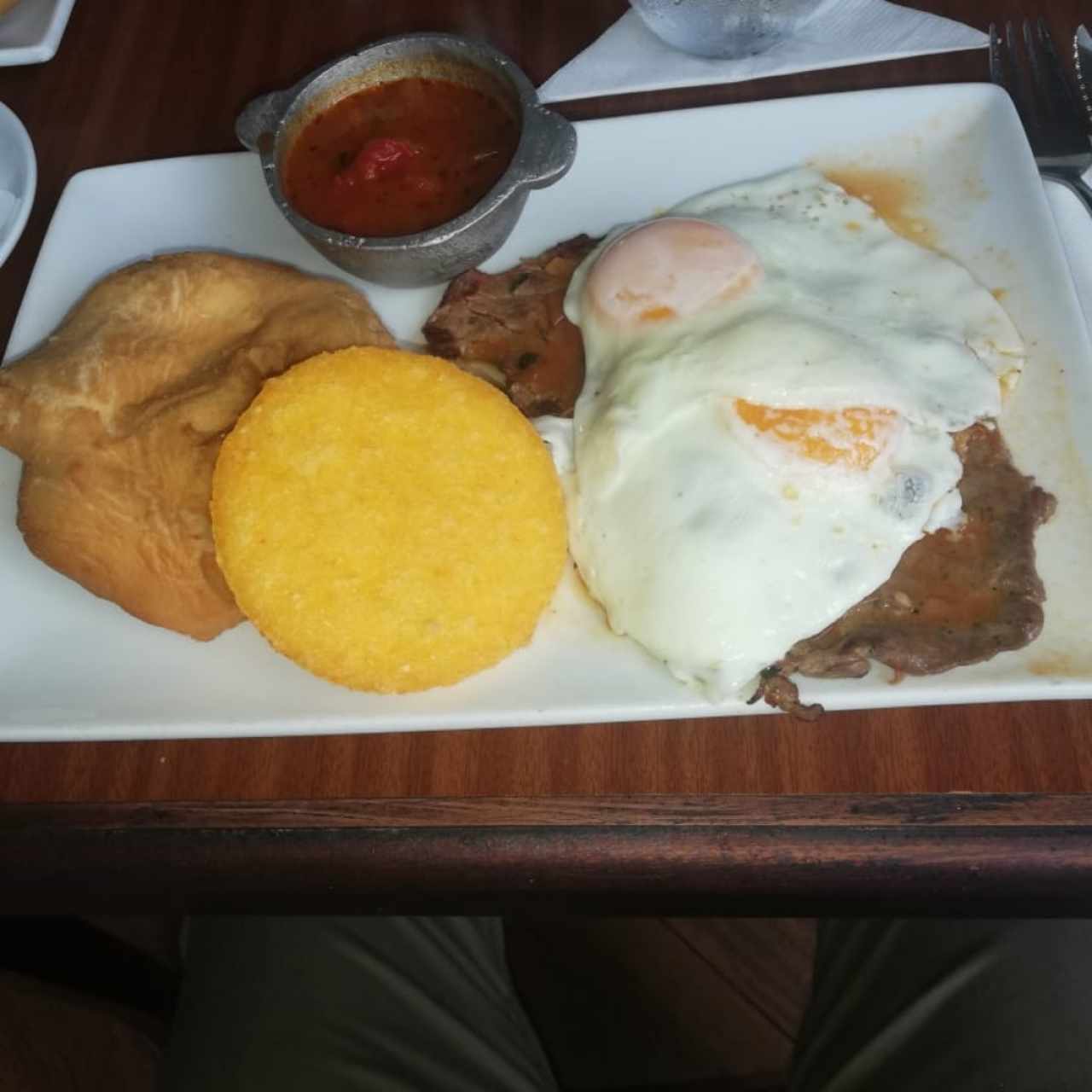 Bistec a Caballo con huevos suaves