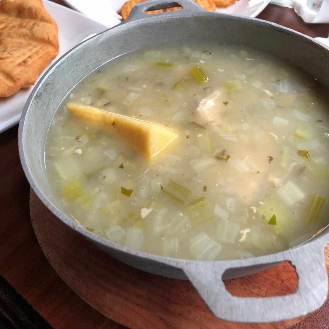 el tradicional Sancocho acimpañado con hojaldre