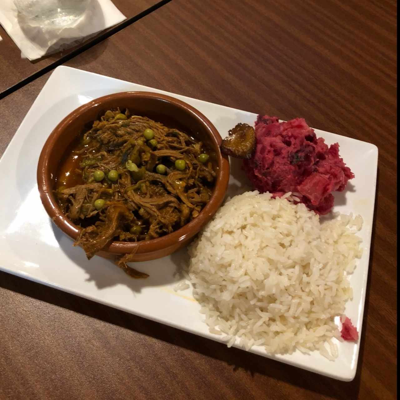 Ropa Vieja, arroz blanco y ensalada de feria